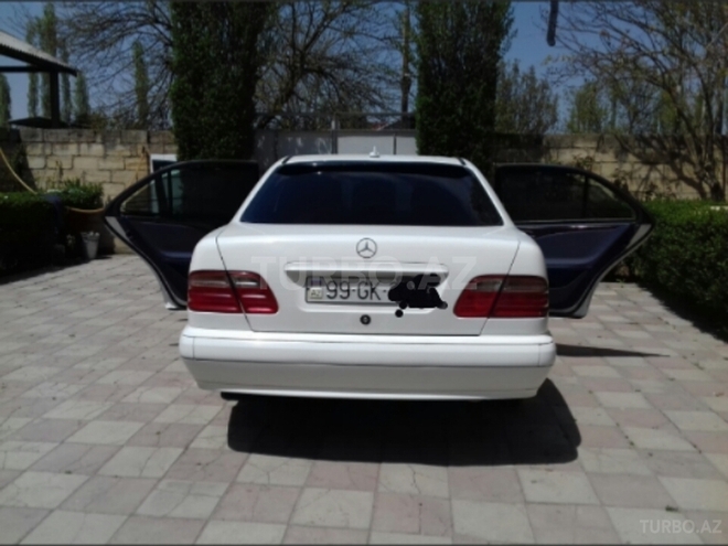 Mercedes E 220 2000, 255,000 km - 0.2 л - Qusar