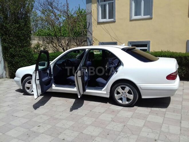 Mercedes E 220 2000, 255,000 km - 0.2 л - Qusar