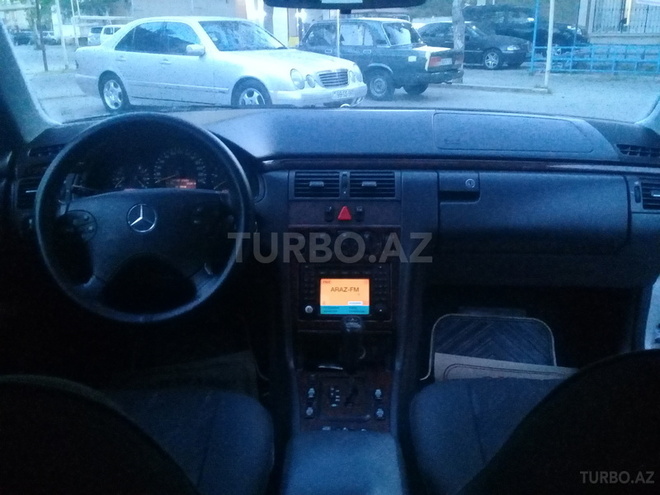 Mercedes E 220 1999, 352,000 km - 2.2 l - Bakı