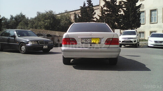 Mercedes E 240 1998, 286,000 km - 2.4 l - Bakı