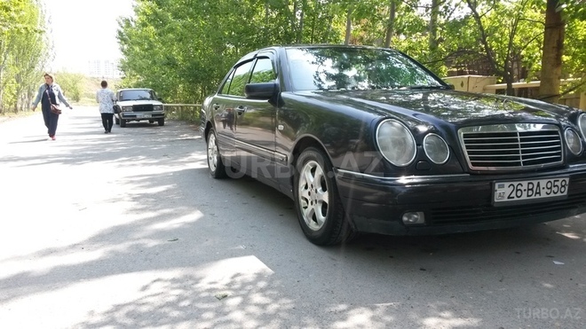 Mercedes E 220 1996, 210,000 km - 2.2 л - Bakı