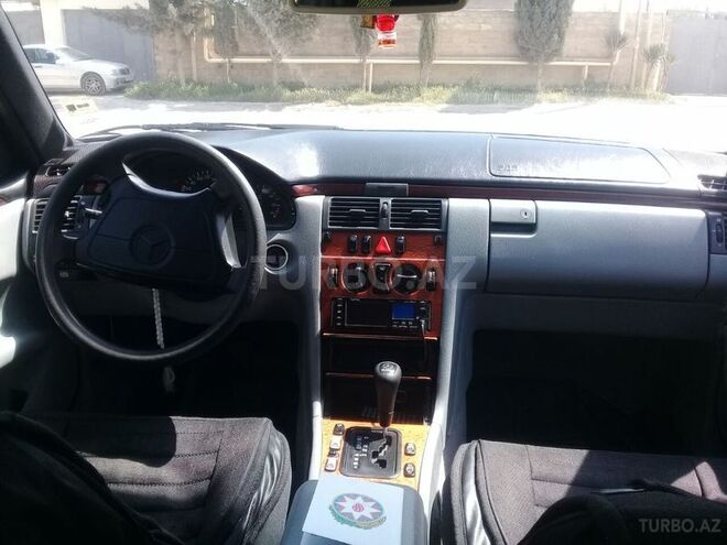 Mercedes E 240 1999, 210,650 km - 2.4 l - Bakı