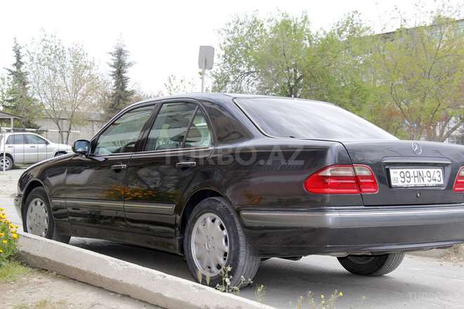 Mercedes E 270 2002, 195,000 km - 2.7 л - Bakı