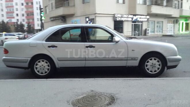 Mercedes E 220 1999, 200,000 km - 2.2 l - Bakı