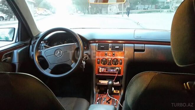 Mercedes E 220 1999, 200,000 km - 2.2 l - Bakı
