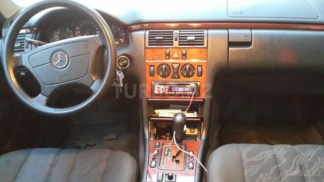 Mercedes E 220 1999, 200,000 km - 2.2 l - Bakı
