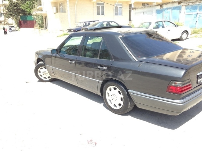 Mercedes E 220 1995, 325,000 km - 2.2 l - Bakı