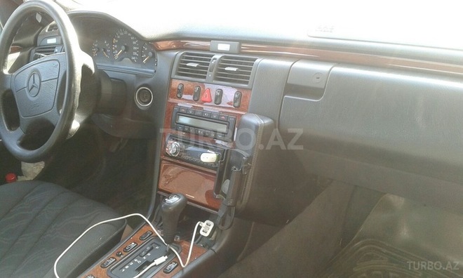 Mercedes E 240 1998, 292,068 km - 2.4 l - Bakı
