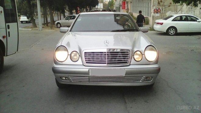Mercedes E 240 1998, 299,000 km - 2.4 l - Bakı