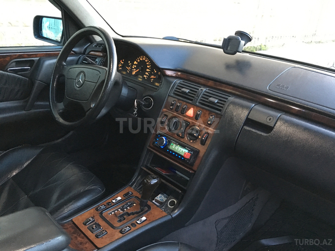 Mercedes E 220 1998, 334,500 km - 2.2 l - Bakı