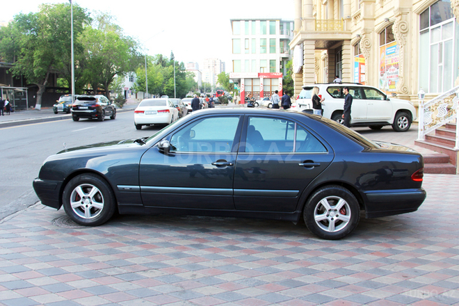 Mercedes E 220 2000, 270,000 km - 2.2 l - Bakı