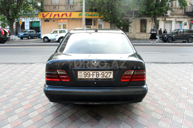Mercedes E 220 2000, 270,000 km - 2.2 l - Bakı