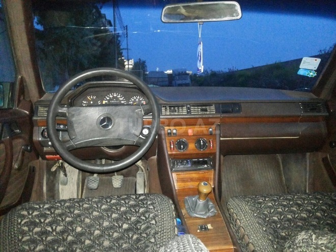 Mercedes E 200 1990, 296,000 km - 2.0 л - Bakı