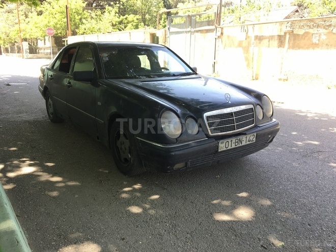 Mercedes E 220 1997, 170,000 km - 2.2 l - Sumqayıt