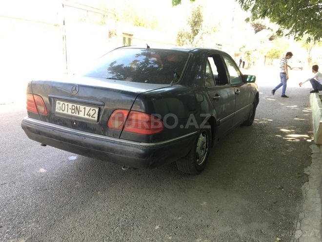 Mercedes E 220 1997, 170,000 km - 2.2 l - Sumqayıt