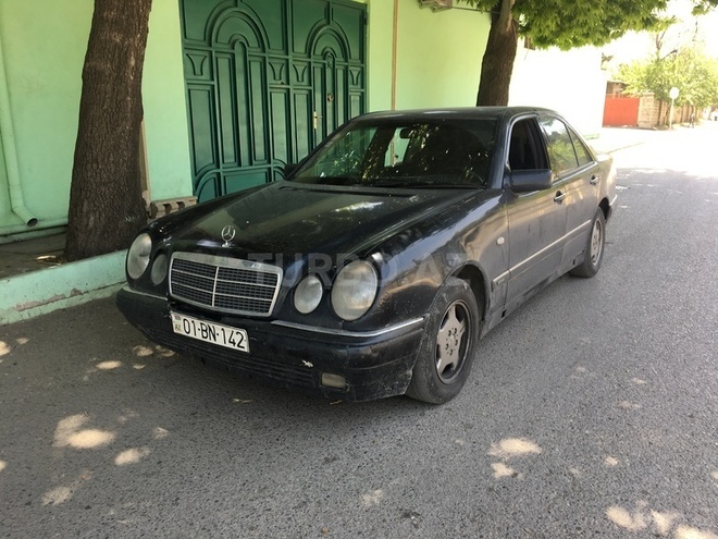 Mercedes E 220 1997, 170,000 km - 2.2 l - Sumqayıt
