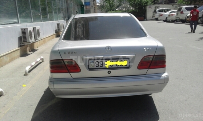 Mercedes E 220 2000, 296,400 km - 2.2 l - Bakı