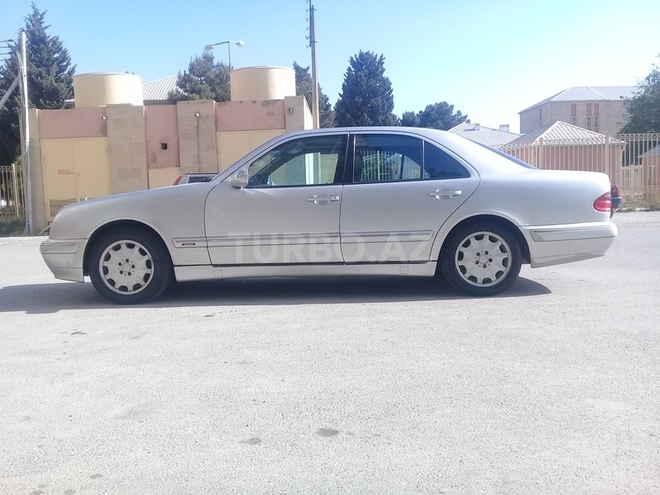 Mercedes E 220 2001, 293,200 km - 2.2 l - Bakı
