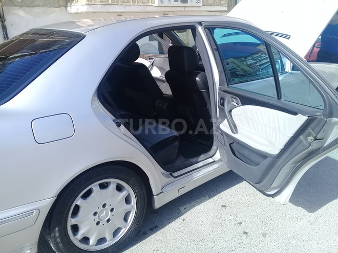 Mercedes E 220 2001, 293,200 km - 2.2 l - Bakı