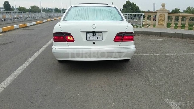 Mercedes E 320 2000, 290,000 km - 3.2 л - Qazax