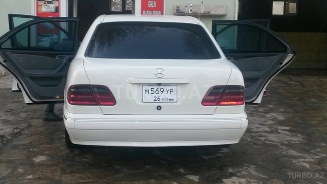Mercedes E 320 2000, 290,000 km - 3.2 л - Qazax