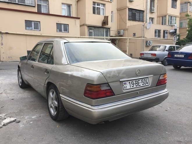 Mercedes E 220 1993, 380,000 km - 2.2 l - Bakı