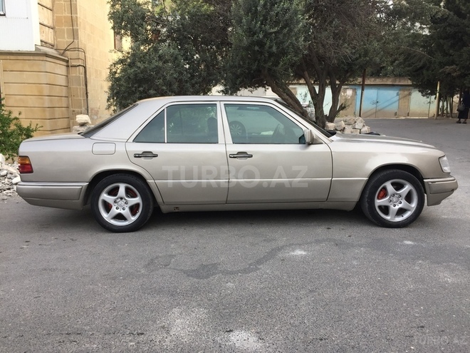 Mercedes E 220 1993, 380,000 km - 2.2 l - Bakı