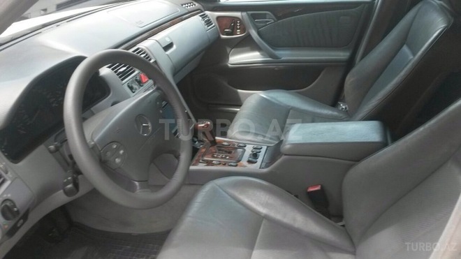 Mercedes E 240 2000, 295,000 km - 2.4 л - Qazax