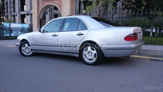 Mercedes E 260 1998, 268,500 km - 2.6 l - Qəbələ