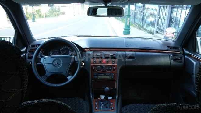 Mercedes E 260 1998, 268,500 km - 2.6 l - Qəbələ
