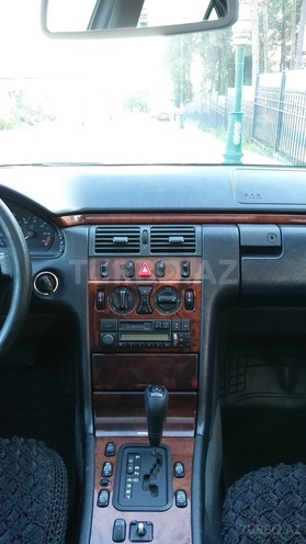 Mercedes E 260 1998, 268,500 km - 2.6 l - Qəbələ