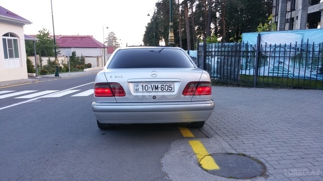 Mercedes E 260 1998, 268,500 km - 2.6 l - Qəbələ