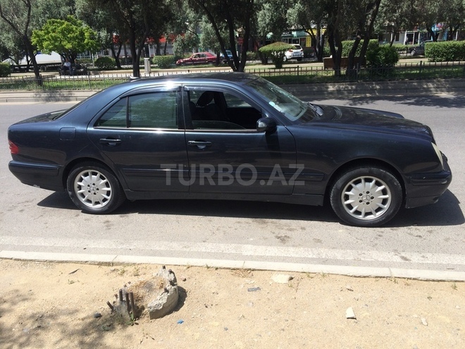 Mercedes E 220 2001, 278,000 km - 2.2 l - Bakı