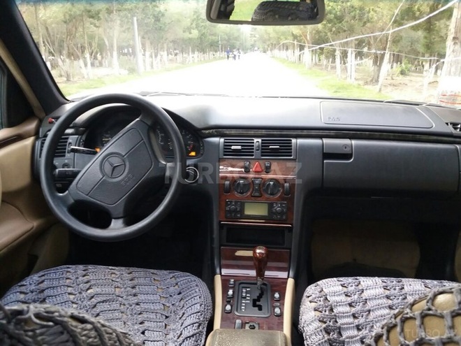 Mercedes E 220 1997, 250,000 km - 2.2 l - Sumqayıt