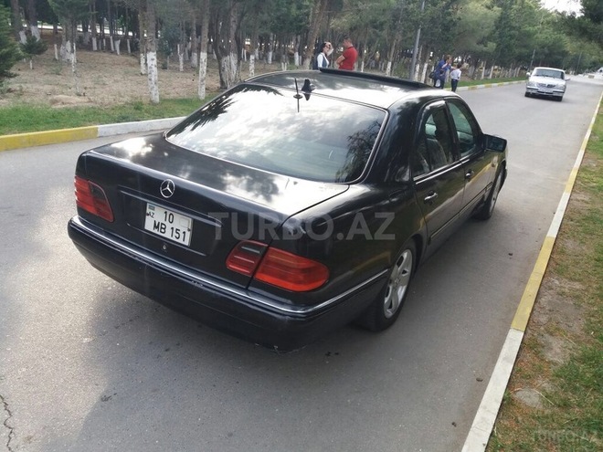 Mercedes E 220 1997, 250,000 km - 2.2 l - Sumqayıt