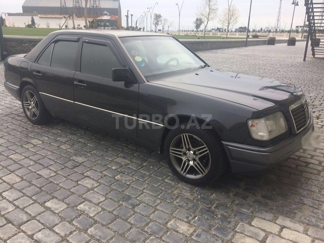Mercedes E 220 1995, 300,000 km - 2.2 л - Bakı