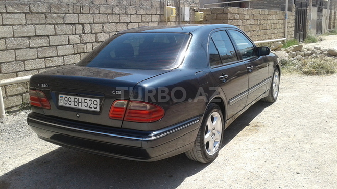 Mercedes E 220 2001, 300,000 km - 2.2 l - Bakı