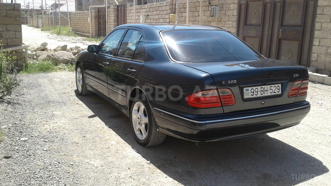 Mercedes E 220 2001, 300,000 km - 2.2 l - Bakı