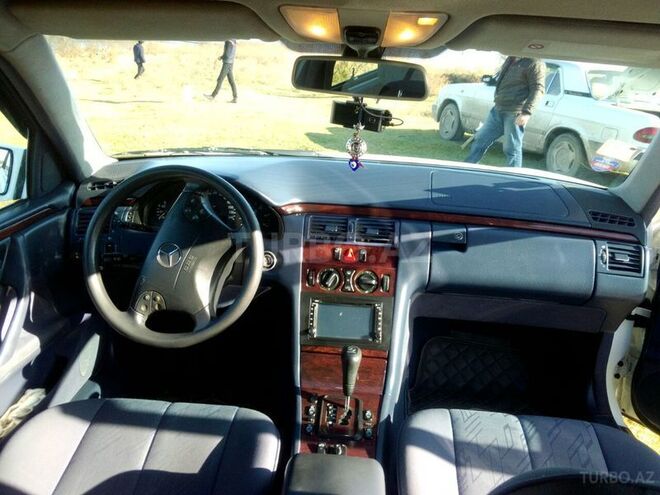Mercedes E 220 2000, 340 km - 0.3 l - Sabirabad