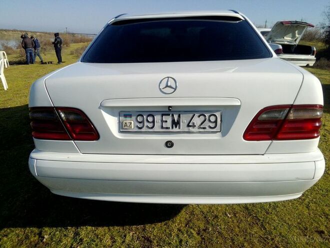 Mercedes E 220 2000, 340 km - 0.3 l - Sabirabad