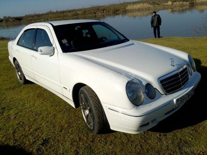 Mercedes E 220 2000, 340 km - 0.3 l - Sabirabad
