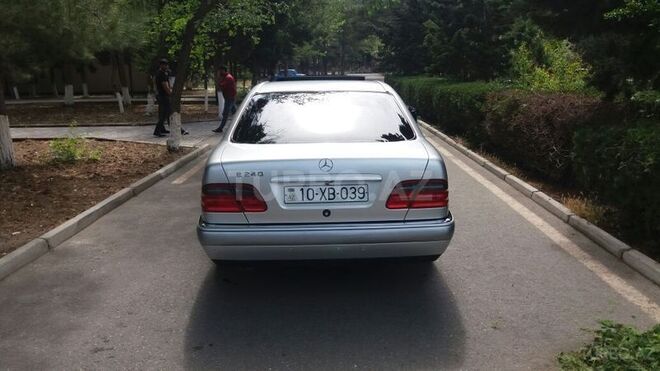 Mercedes E 240 1998, 185,600 km - 2.4 l - Sumqayıt
