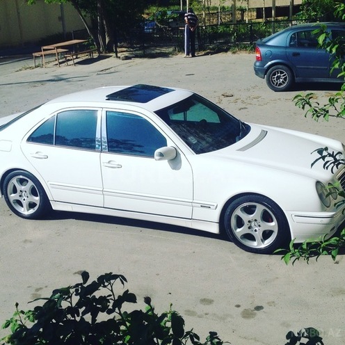 Mercedes E 320 2001, 200,000 km - 3.2 l - Bakı