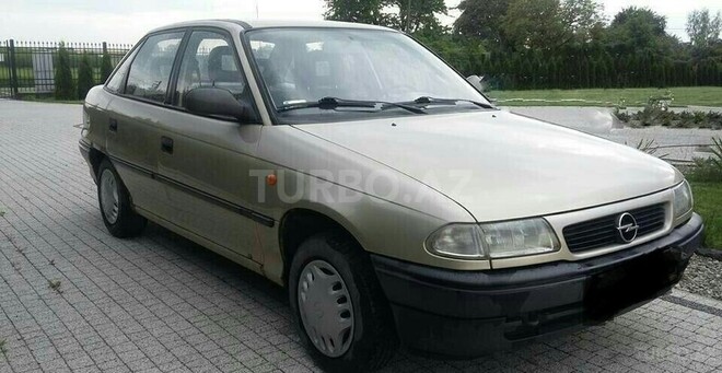 Opel Astra 1994, 30,000 km - 1.6 l - Qusar