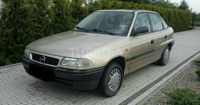 Opel Astra 1994, 30,000 km - 1.6 l - Qusar