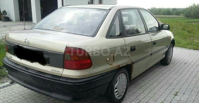 Opel Astra 1994, 30,000 km - 1.6 l - Qusar