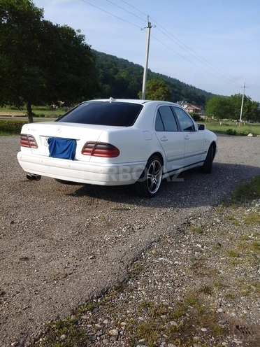 Mercedes E 240 1998, 353,000 km - 2.4 l - Quba