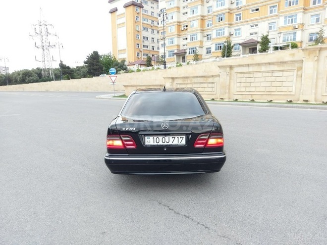 Mercedes E 240 2001, 267,000 km - 2.6 l - Bakı