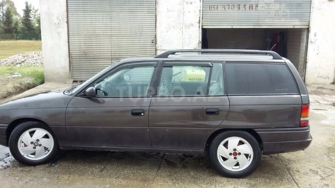 Opel Astra 1996, 420,000 km - 1.6 л - Astara