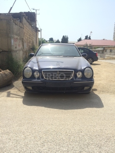 Mercedes E 220 1999, 294,000 km - 2.2 l - Bakı